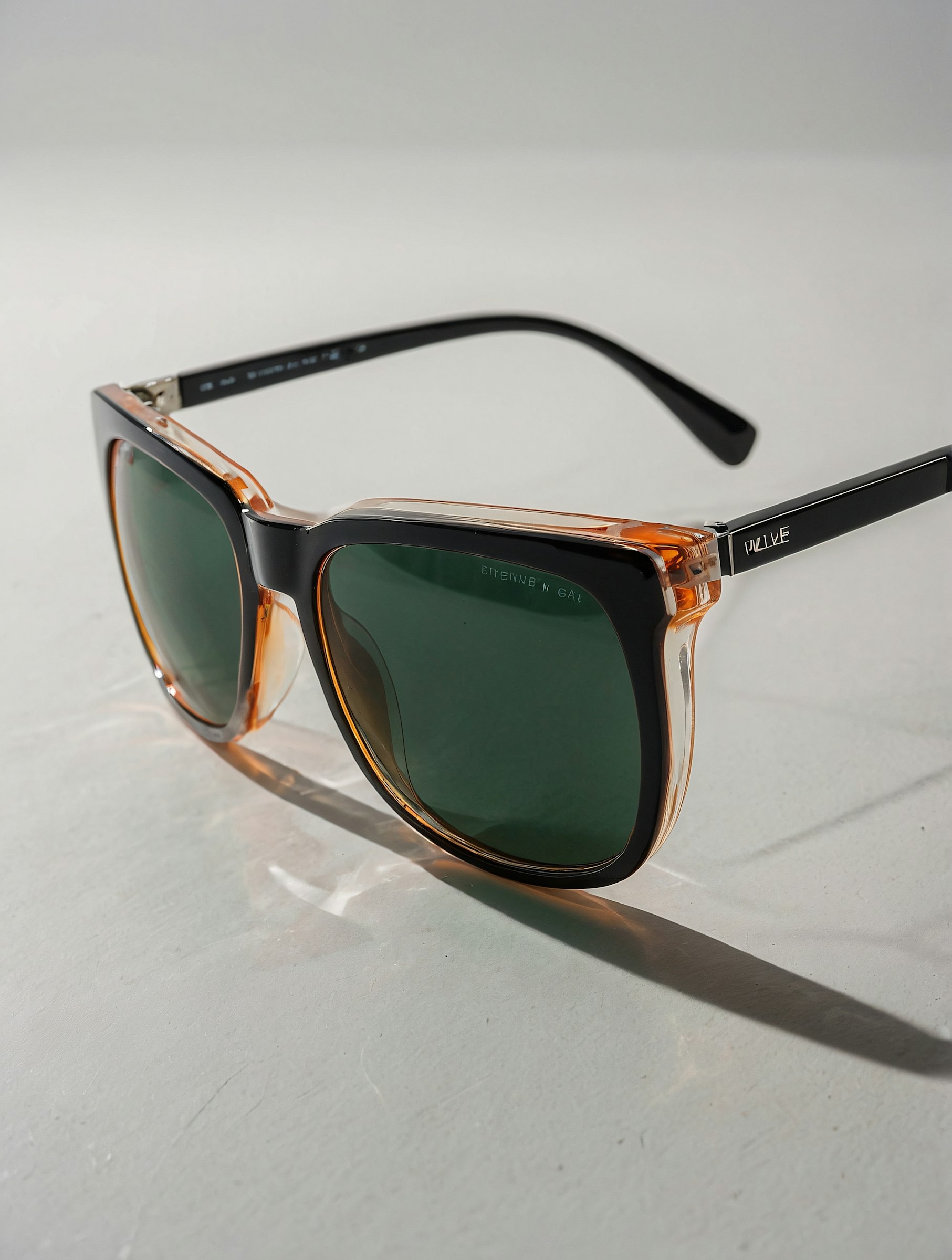Solano sunglasses in Jet Amber